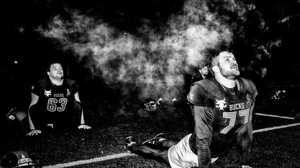 Sieger in der Kategorie Sport: Matthias Hoch mit "Einfach mal Dampf ablassen". Sven Dörr, Sportboxer im Schwergewicht, absolviert im Januar 2020 ein Probetraining bei der American Football-Mannschaft der Bamberg Bucks. Bei Temperaturen unter Null kondensiert der Atem zu Dampf.