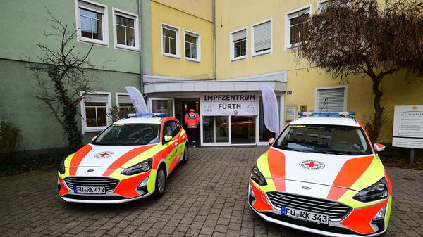 Das gemeinsame Zentrum von Stadt und Landkreis Fürth ist startklar. Vor dem Eingang stehen Fahrzeuge vom BRK für den mobilen Einsatz bereit.