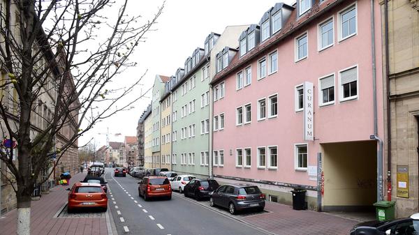 Das Impfzentrum befindet sich im Gebäude des früheren Seniorenheims Curanum in der Fürther Rosenstraße.