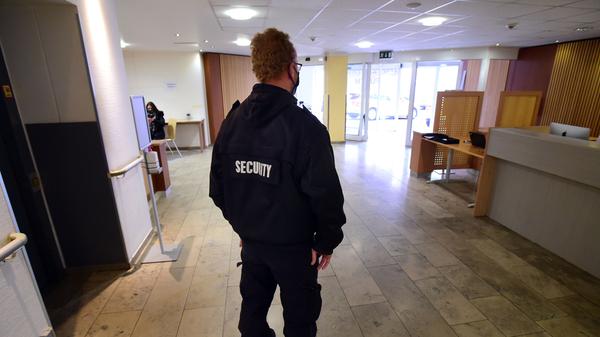 Auch der Sicherheitsdienst macht sich schon mal ein Bild von den Räumlichkeiten.