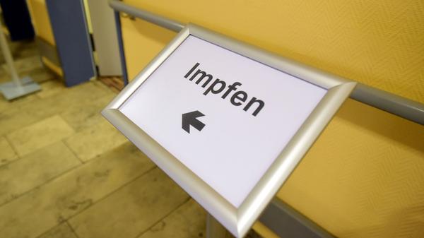 Hinweischilder weisen den Weg zur sogenannten Impfstraße.