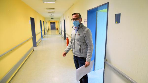 Der AGNF-Vorsitzende Klaus Meyer in dem Flur im Erdgeschoss. Die Impfstraße ist als Einbahnstraße angelegt. Bei Bedarf können im Obergeschoss weitere Räume hinzukommen.