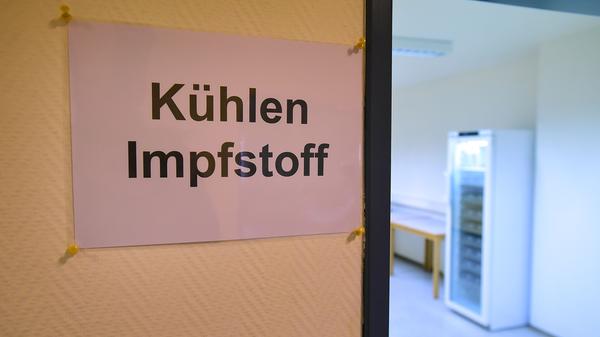 In diesem Kühlschrank werden dann die Impfchargen bei zwei bis acht Grad Celsius gelagert. Innerhalb von vier Tagen müssen diese dann verimpft werden.
