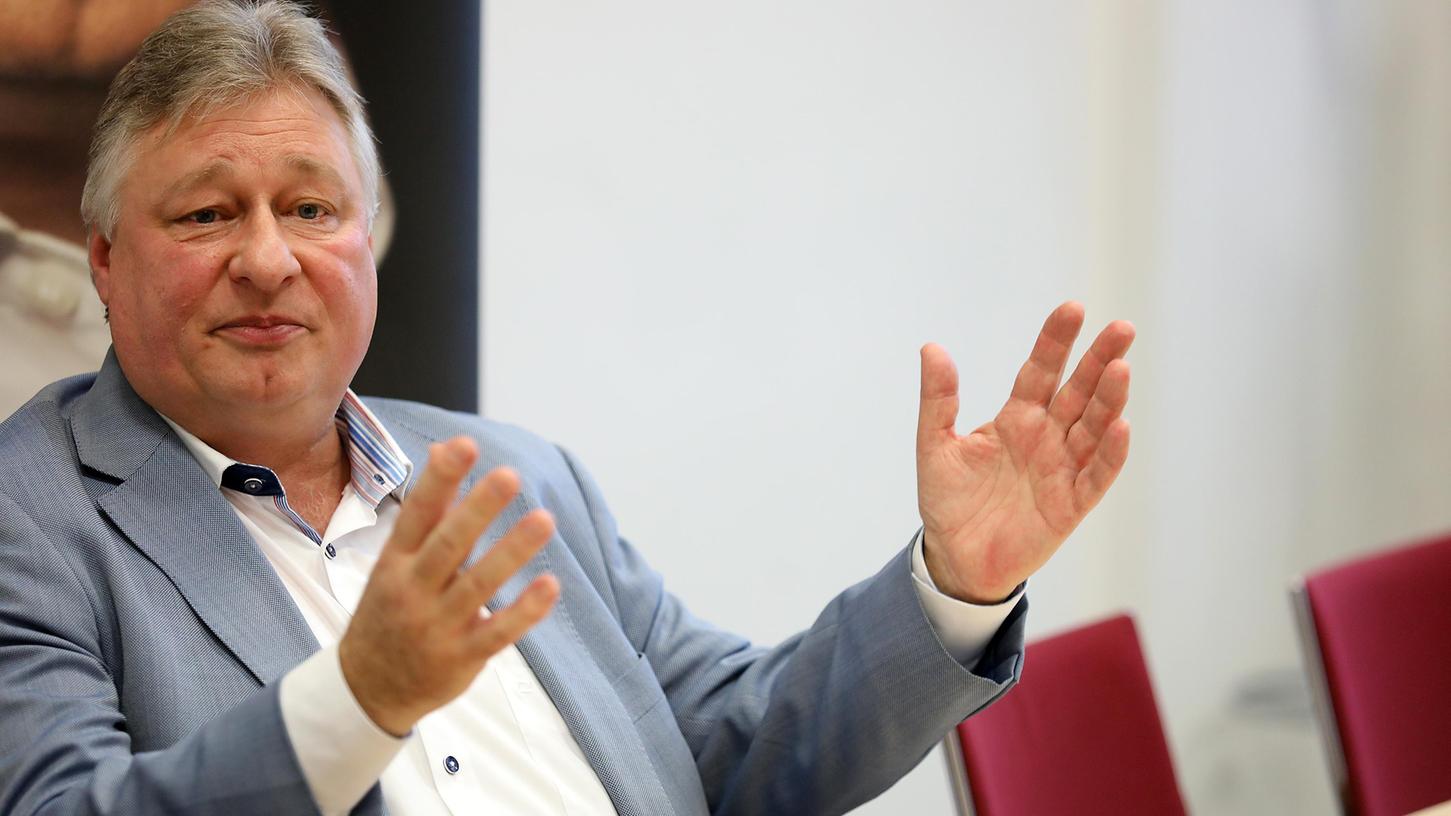 Der Vize-Chef der Eisenbahn- und Verkehrsgewerkschaft, Martin Burkert, stellt sich vehement gegen eine Aufspaltung des Staatskonzerns Deutsche Bahn. Der Vize-Chef der Eisenbahn- und Verkehrsgewerkschaft, Martin Burkert, stellt sich vehement gegen eine Aufspaltung des Staatskonzerns Deutsche Bahn.