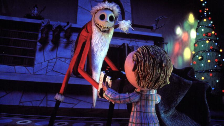 In “The Nightmare before Christmas” versucht das Gerippe Jack Skellington, Weihnachten im gespenstischen Halloweentown auszurichten. In dem Musikdrama führte, entgegen dem weitverbreiteten Glauben, nicht Tim Burton Regie, sondern Henry Selick. Burton ist der Autor der zugrundeliegenden Geschichte und war als Produzent beteiligt.