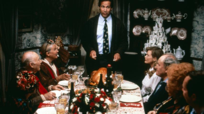 Platz 8 belegt der Film „Schöne Bescherung“. Die Komödie von 1989 wurde mehr als 25 Jahre nach ihrer Veröffentlichung erstmals in ausgewählten deutschen Kinos gezeigt. Seitdem erlangte der Film über die chaotische Familie Griswold den Status als Weihnachts-Klassiker. Chevy Chase und Beverly D’Angelo übernahmen die beiden Hauptrollen, Clarke und Ellen Griswold.