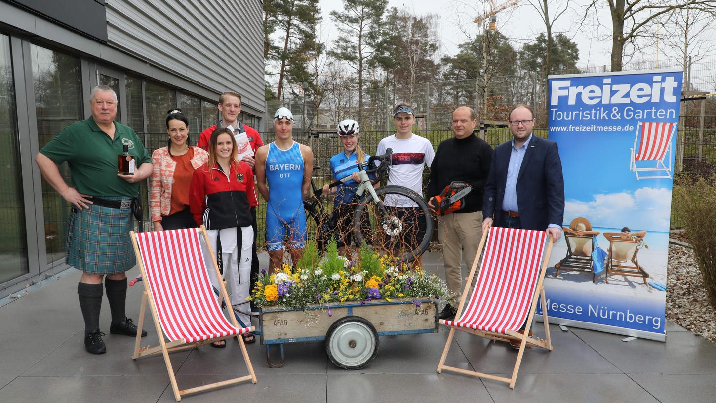 Ein Bild aus vor-pandemischer Zeit:  Michael Gradl (von links) (Whiskyfaessla), Kathrin Walchshöfer (Challenge Roth), Roxana Nothaft (Taekwondo, Vize-Militärweltmeisterin), Christoph Fleschutz (Johanniter), Thomas Ott (Schwimmer), Sophie Rohr (Radfahrerin), Silas Schmitt (Läufer), H. Penzkofer und Henning Konicke, Geschäftsführer der AFAG bei der Pressekonferenz zur vergangenen Schau.