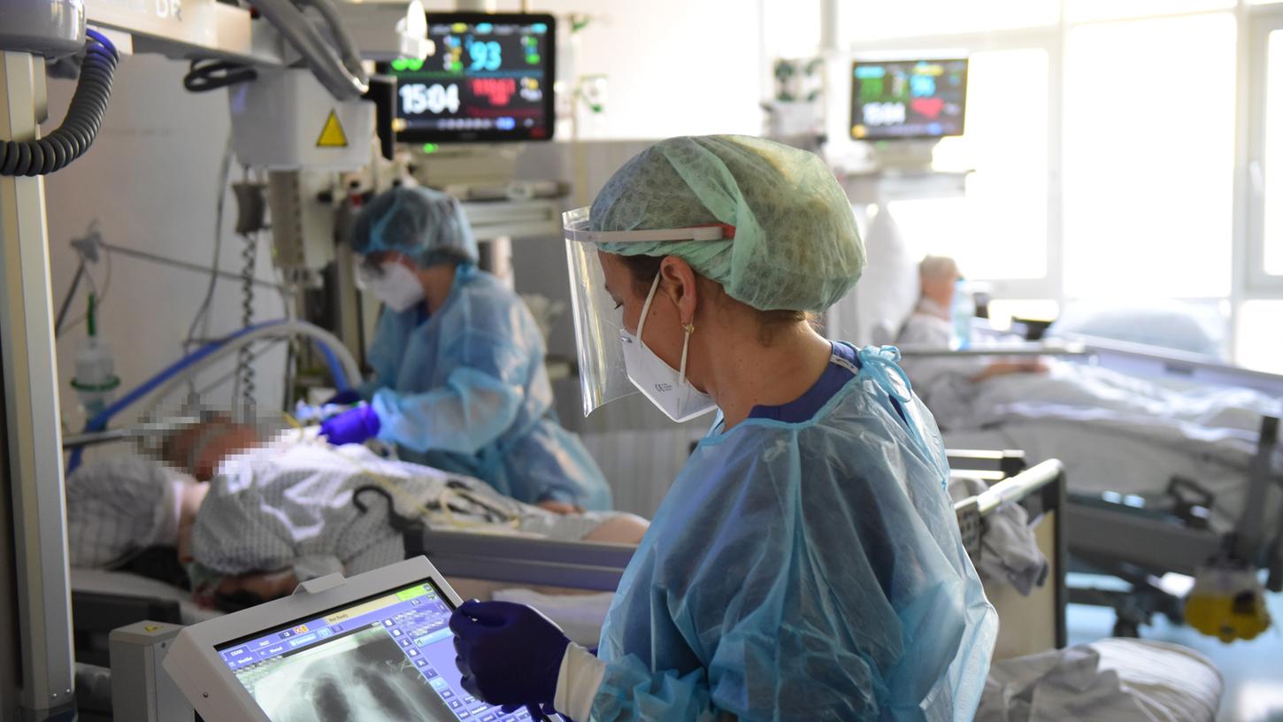 Das Klinikum Fürth hat gerade besonders viele Covid-19-Patienten zu versorgen, die Personalnot ist entsprechend groß.
Das Klinikum Fürth hat gerade besonders viele Covid-19-Patienten zu versorgen, die Personalnot ist entsprechend groß.