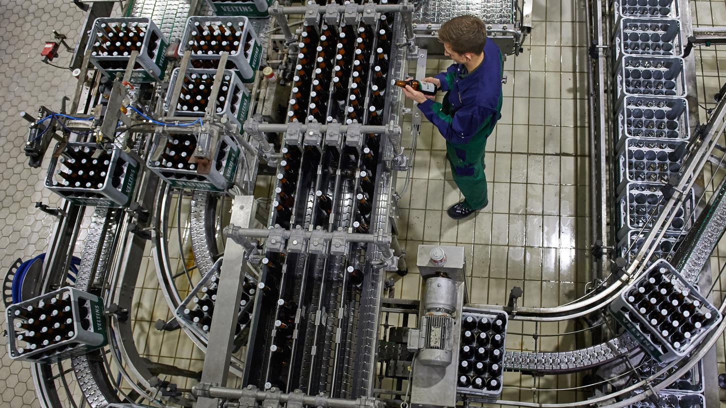 Wer nicht nur eine Wirtschaft betreibt, sondern auch selbst Bier braut, muss nach derzeitigem Stand auf staatliche Unterstützung im Winter verzichten. Die Kritik trägt allmählich Früchte.
Wer nicht nur eine Wirtschaft betreibt, sondern auch selbst Bier braut, muss nach derzeitigem Stand auf staatliche Unterstützung im Winter verzichten. Die Kritik trägt allmählich Früchte.