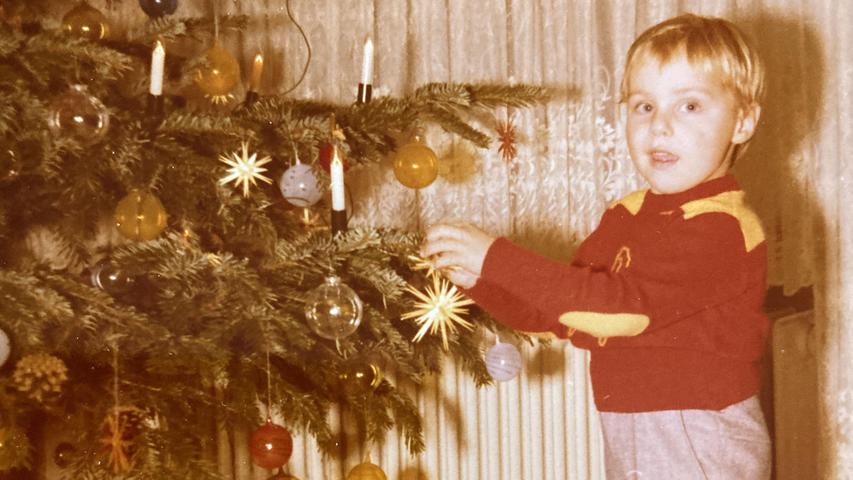 "Das Bild entstand Weihnachten 1974. Da war Weihnachten voller Spannung und Neugier für uns Kinder. Ein Weihnachtsbaum war bei meinen Eltern Pflicht. Ich selbst habe, seit ich eine eigene Wohnung habe, keinen Baum mehr im Wohnzimmer stehen. Als Kind habe ich oft einen Teddybären bekommen oder andere Spielsachen. Als ich später dann Anzieh-sachen bekommen habe, fand ich das immer komisch. Die braucht man doch eh, dass ist doch kein Weihnachtsgeschenk, dachte ich mir. Letztlich war Weihnachten immer ähnlich – ein Treffen mit der ganzen Familie. In diesem Jahr wird es anders sein, die Feier und das gemeinsame Essen haben wir erstmals in meinem Leben abgesagt. Es gibt zwar einen Besuch, alleine bei Muttern, gegessen wird aber daheim. Weihnachten kommt wieder, bei der Gesundheit ist es schon fraglich, ein Ende vom Leben ist hingegen endgültig."