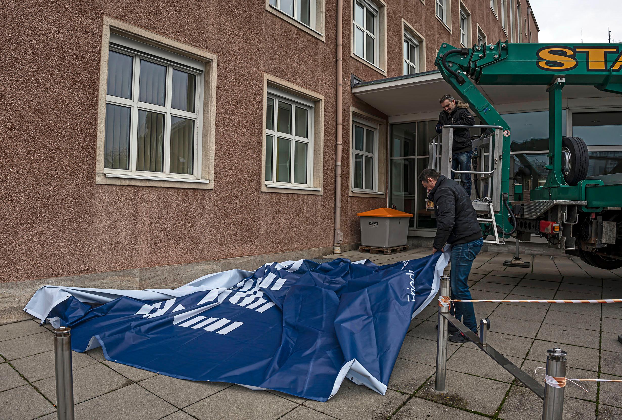 Vor kurzem wurden am Himbeerpalast große "FAU"-Transparente aufgehängt.