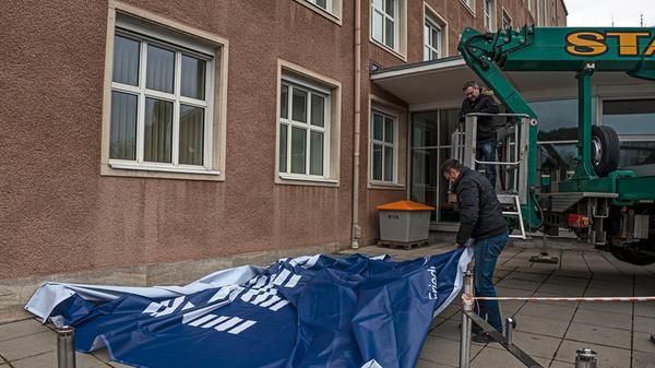 Vor kurzem wurden am Himbeerpalast große "FAU"-Transparente aufgehängt.