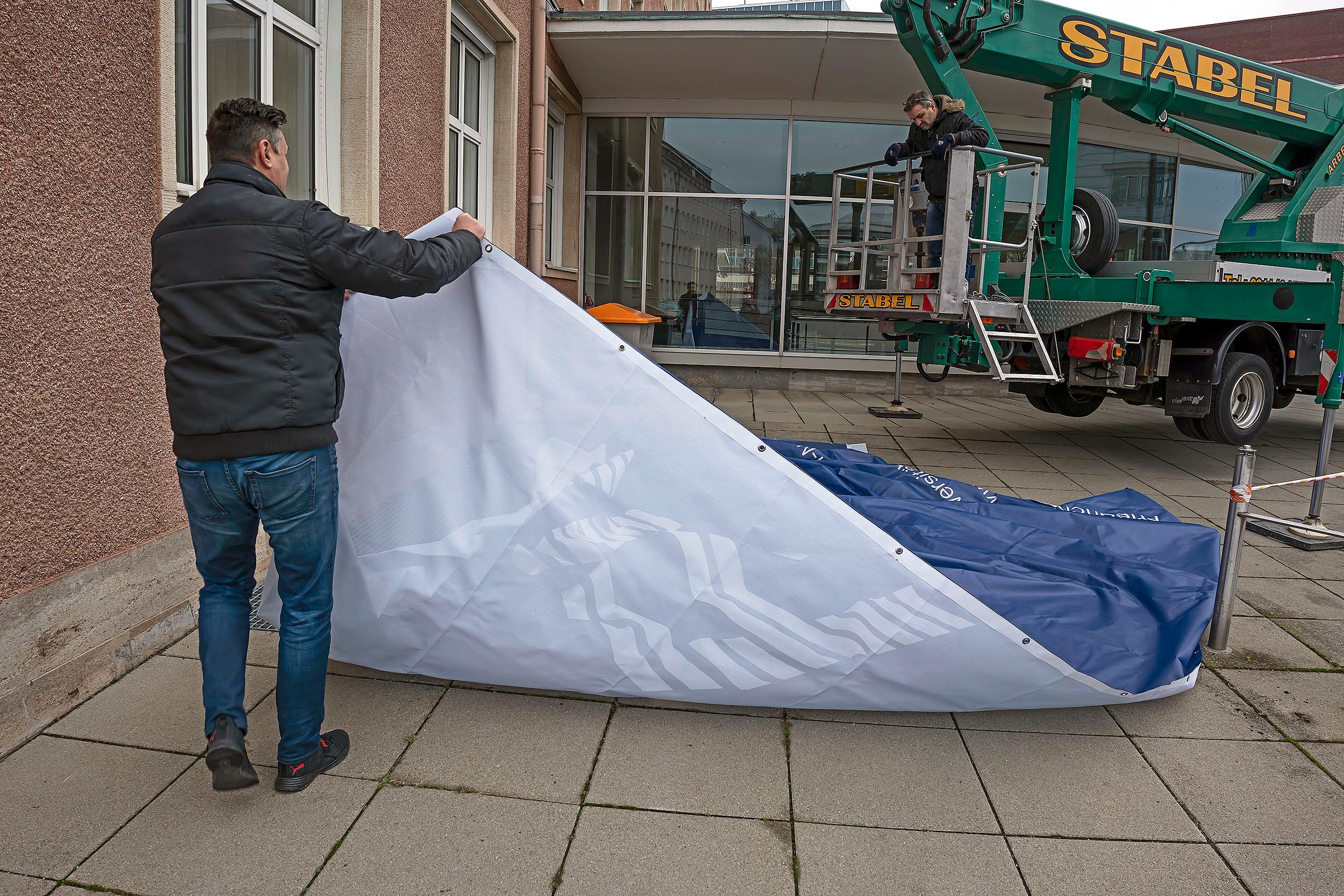 Vor kurzem wurden am Himbeerpalast große "FAU"-Transparente aufgehängt.