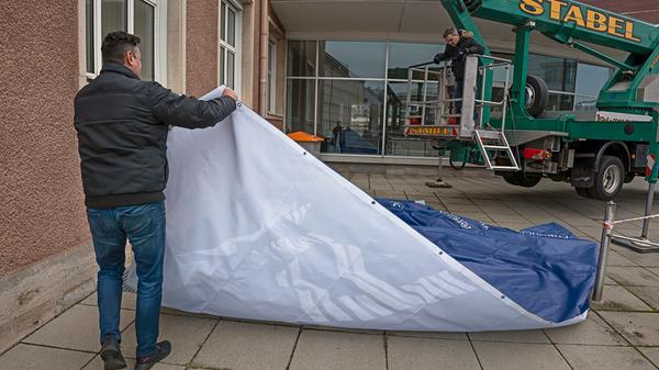 Vor kurzem wurden am Himbeerpalast große "FAU"-Transparente aufgehängt.