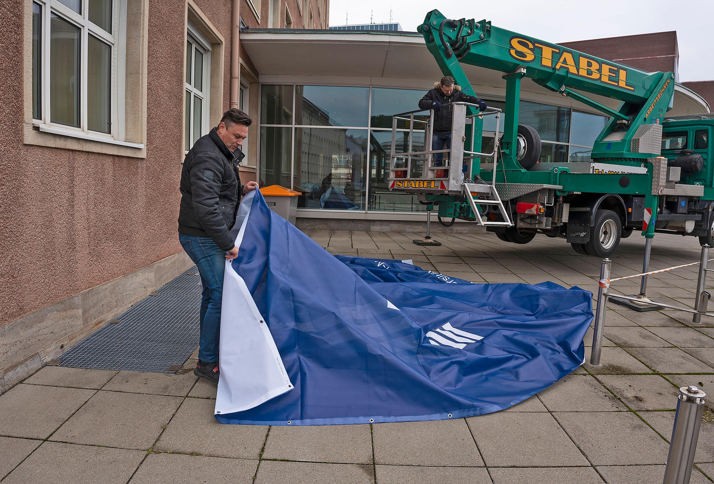 Vor kurzem wurden am Himbeerpalast große "FAU"-Transparente aufgehängt.