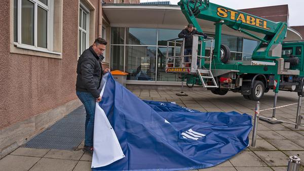 Vor kurzem wurden am Himbeerpalast große "FAU"-Transparente aufgehängt.