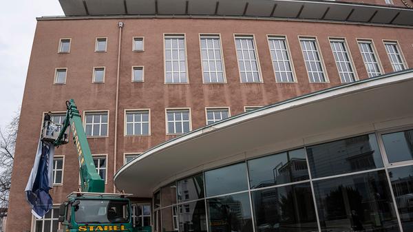 Vor kurzem wurden am Himbeerpalast große "FAU"-Transparente aufgehängt.