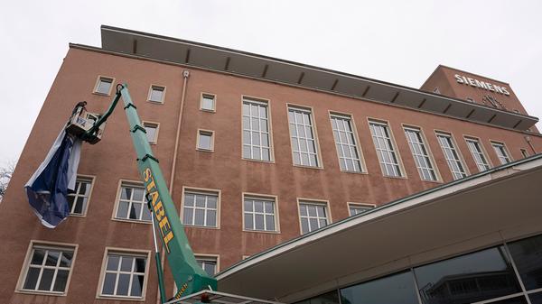 Vor kurzem wurden am Himbeerpalast große "FAU"-Transparente aufgehängt.