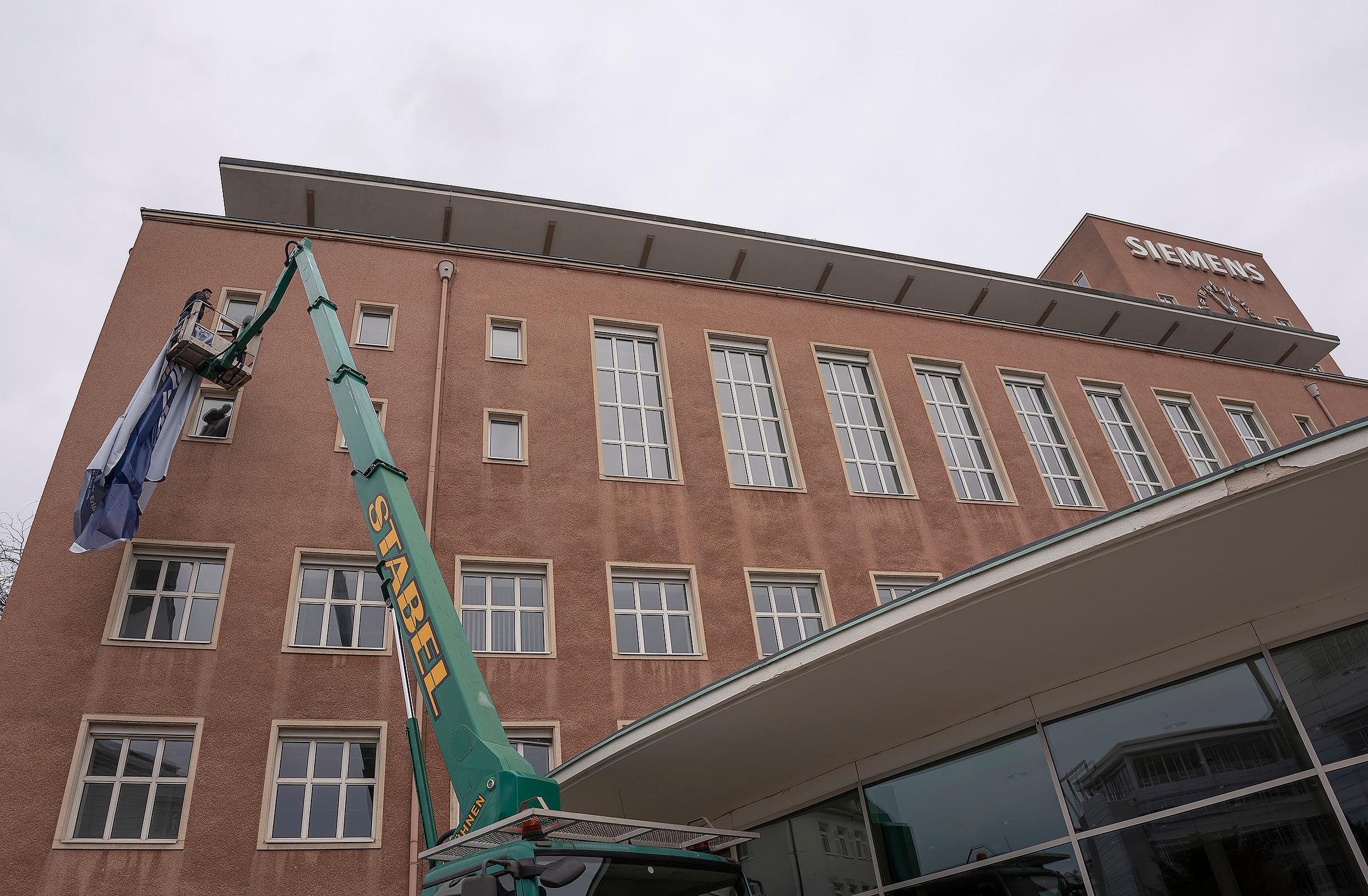 Vor kurzem wurden am Himbeerpalast große "FAU"-Transparente aufgehängt.