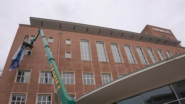 Vor kurzem wurden am Himbeerpalast große "FAU"-Transparente aufgehängt.