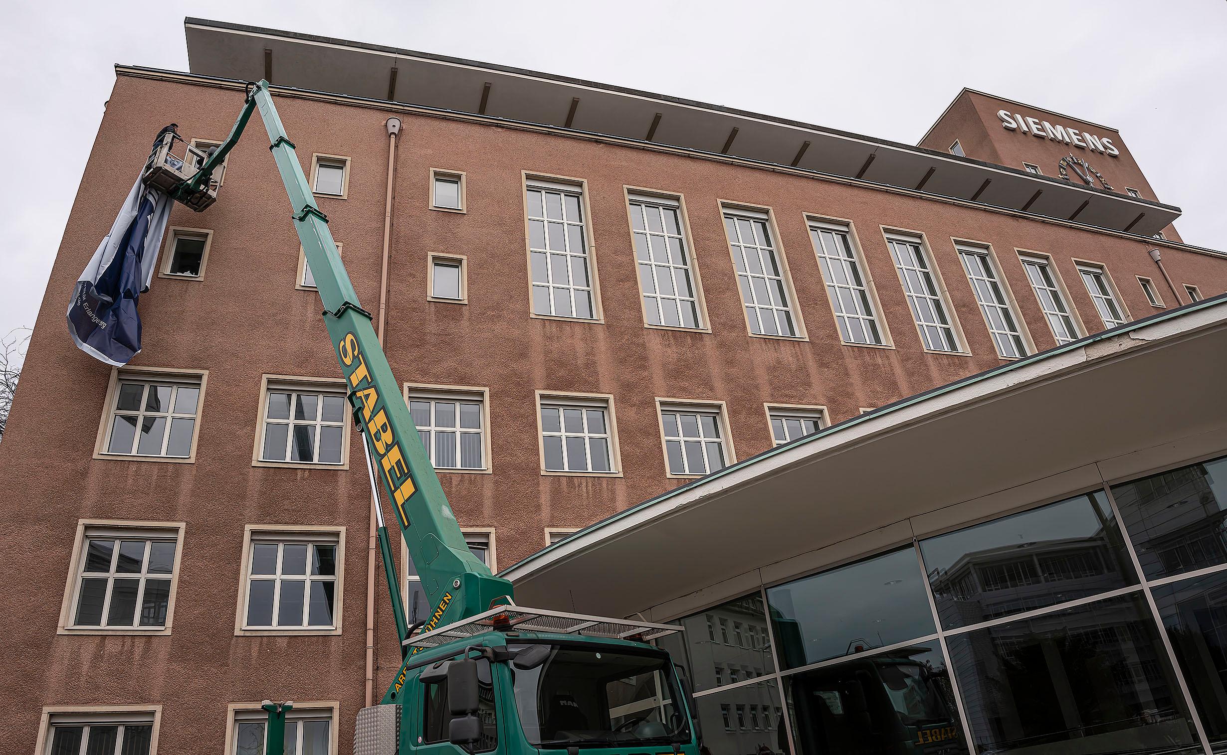 Vor kurzem wurden am Himbeerpalast große "FAU"-Transparente aufgehängt.