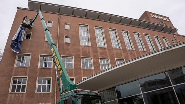 Vor kurzem wurden am Himbeerpalast große "FAU"-Transparente aufgehängt.