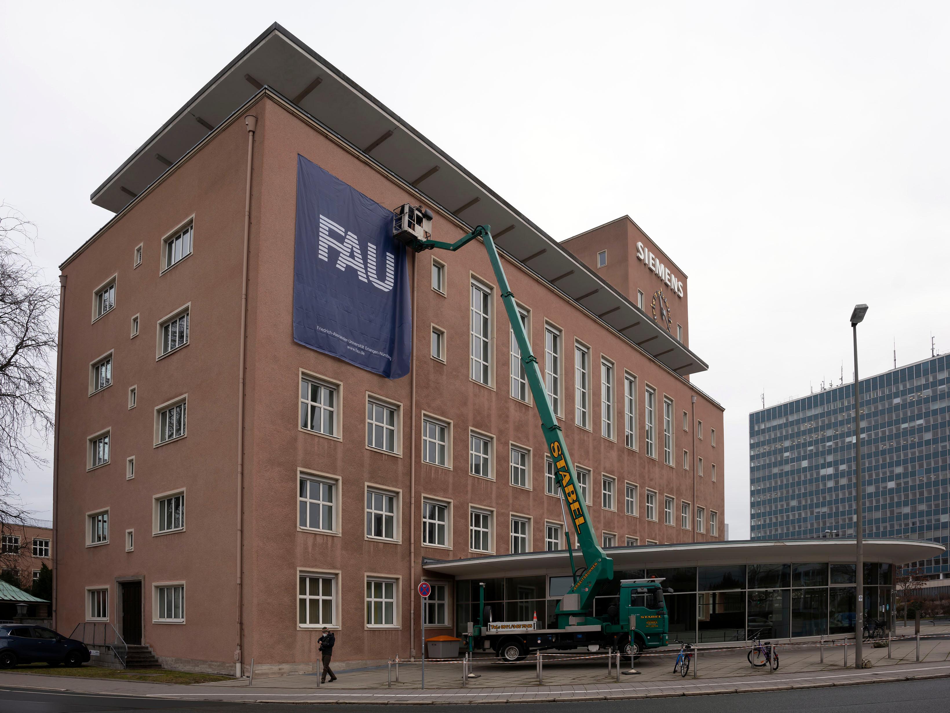 Vor kurzem wurden am Himbeerpalast große "FAU"-Transparente aufgehängt.