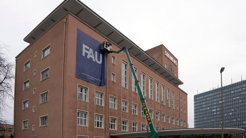 Vor kurzem wurden am Himbeerpalast große "FAU"-Transparente aufgehängt.