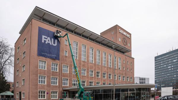 FAU-Transparent am Himbeerpalast