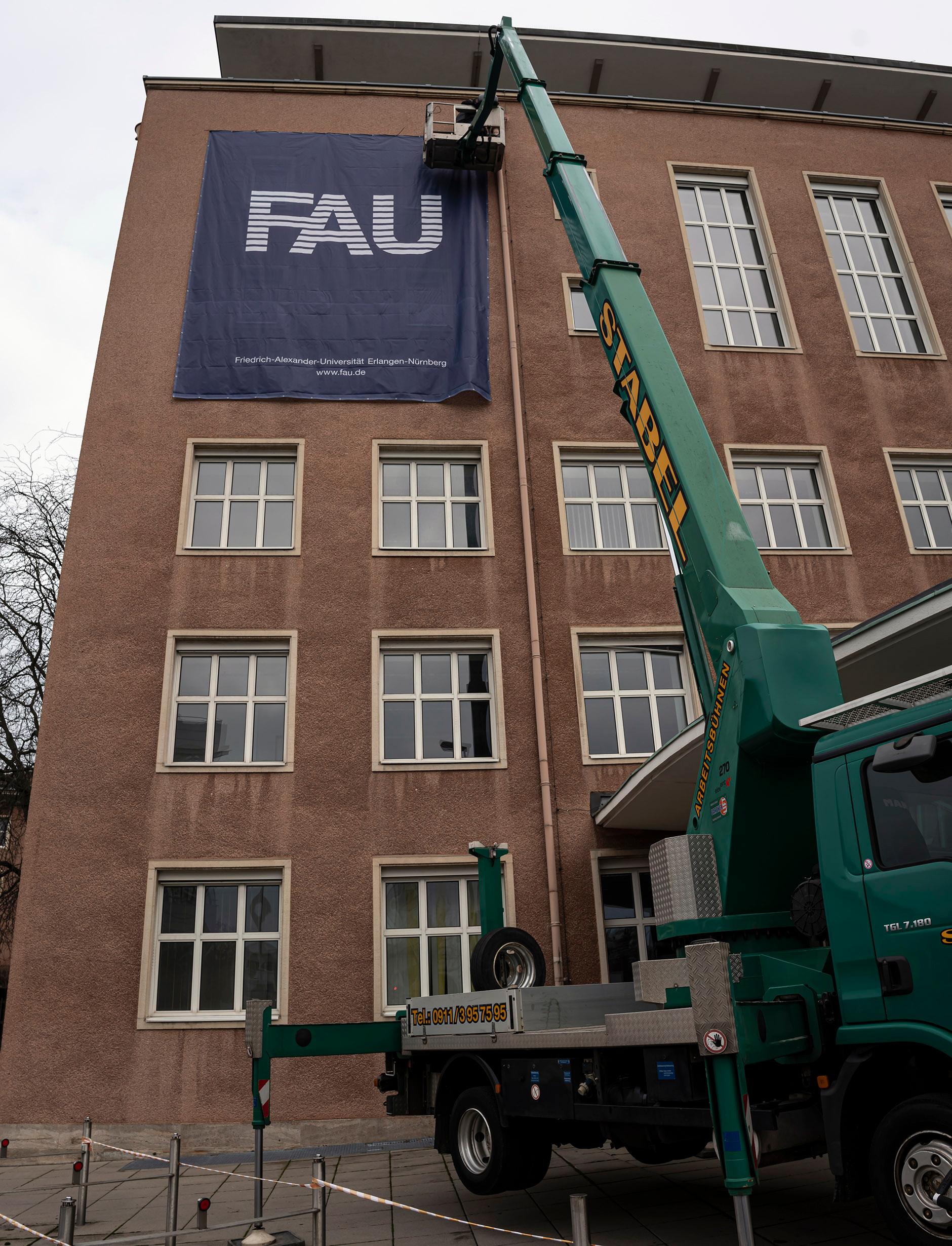 Vor kurzem wurden am Himbeerpalast große "FAU"-Transparente aufgehängt.