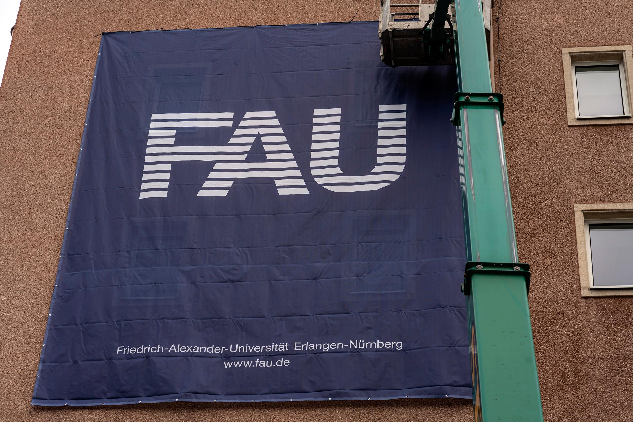 Vor kurzem wurden am Himbeerpalast große "FAU"-Transparente aufgehängt.