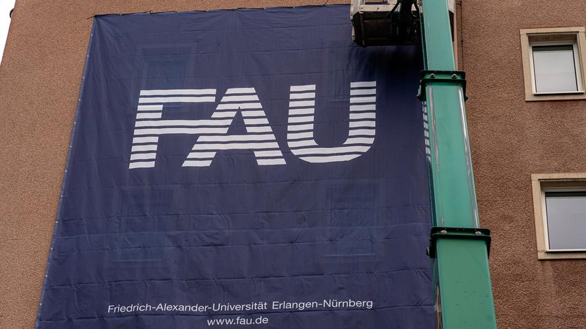 Vor kurzem wurden am Himbeerpalast große "FAU"-Transparente aufgehängt.