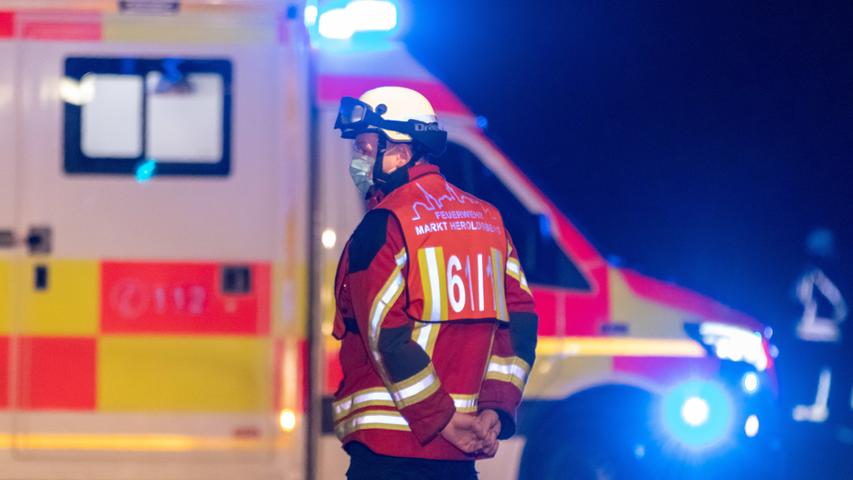 Auto fängt auf der B2 bei Nürnberg Feuer - Mehrere Verletzte