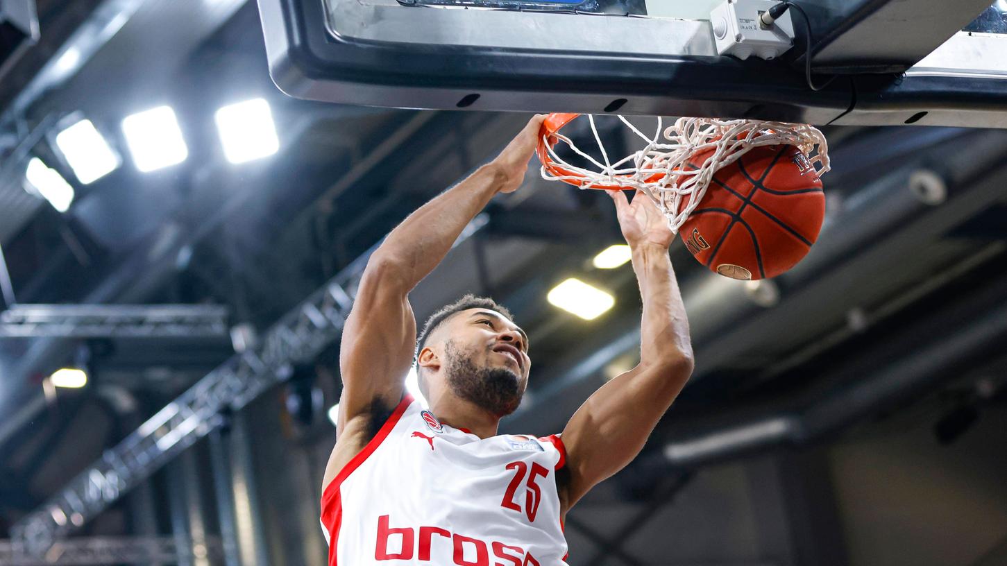 Brose Bamberg und Kenneth Ogbe feiern den Derbysieg über Würzburg.
Brose Bamberg und Kenneth Ogbe feiern den Derbysieg über Würzburg.