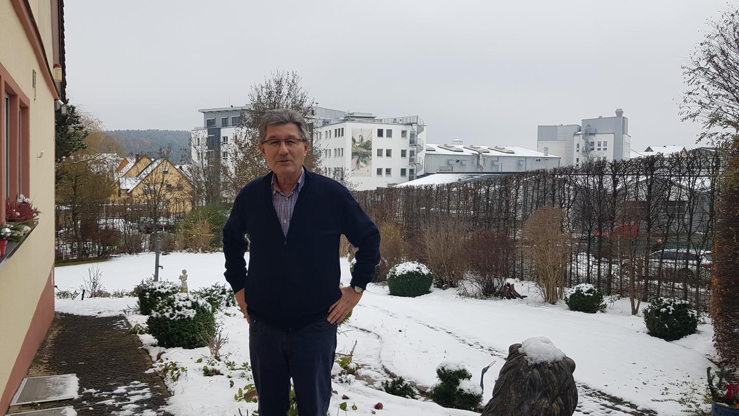 Der bekannteste Vestenbergsgreuther: Helmut Hack vor seinem Haus - im Hintergrund der Firmenkomplex der Martin Bauer Group. 