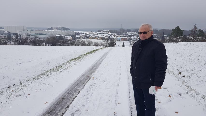 Spaziergang um den Ort: Bürgermeister Helmut Lottes. Schnee fällt hier schon noch im Winter.