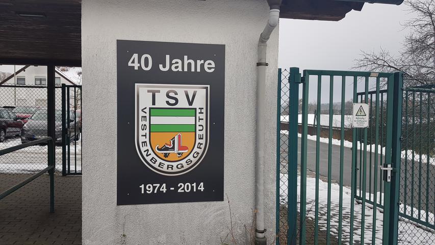 Am Schwalbenberg, Eingang zum Stadion des TSV. Es ging aus der untersten Liga in die dritthöchste.