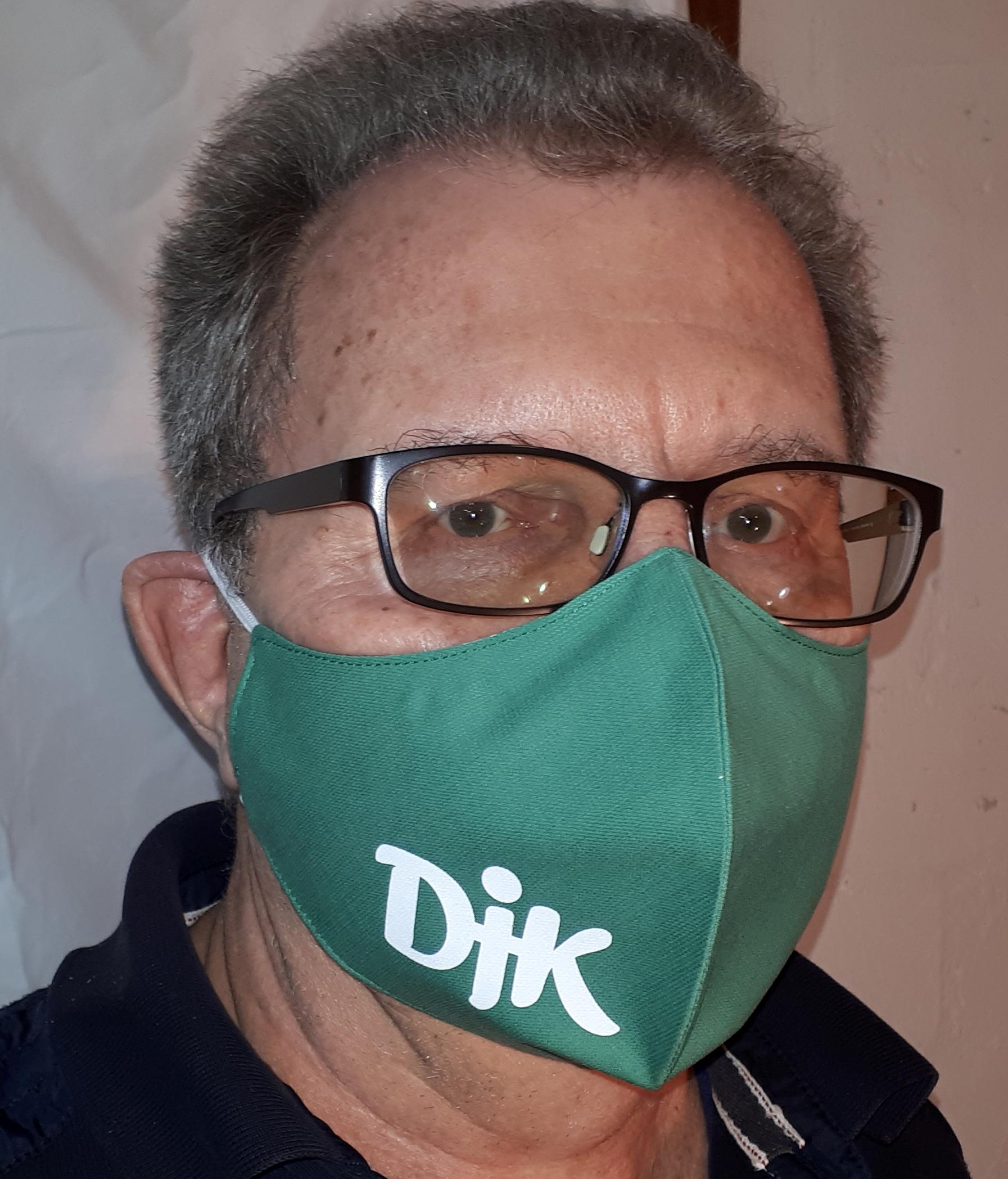 Die DJK Concordia Fürth hat eine Maske im Sortiment. Vorsitzender Bernd Jesussek hat sie schon mal Probe getragen.