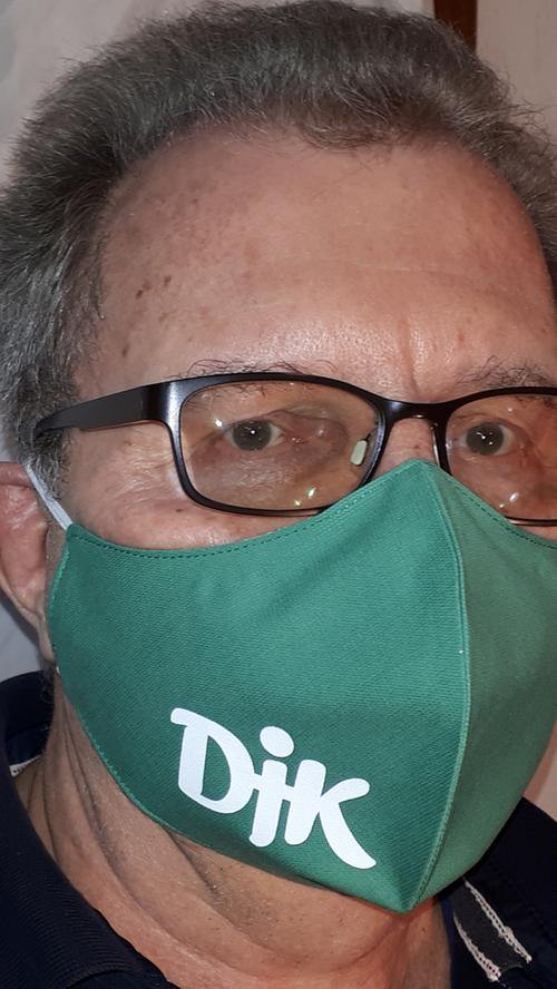 Die DJK Concordia Fürth hat eine Maske im Sortiment. Vorsitzender Bernd Jesussek hat sie schon mal Probe getragen.