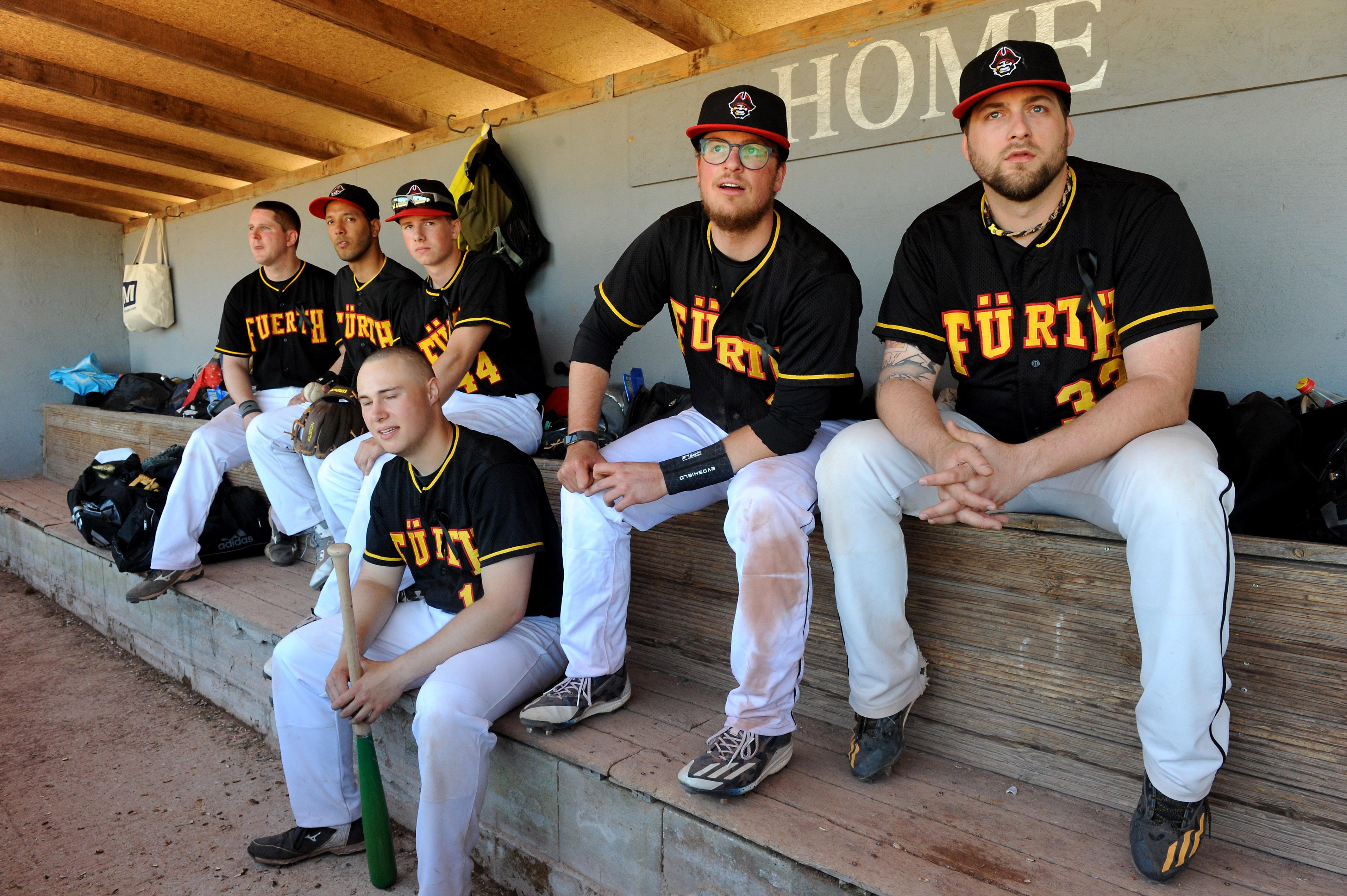 Die Kleidung, die die Baseballspieler der Fürth Pirates tragen, können auch deren Fans kaufen. Vor allem die Base-Caps sind sehr gefragt.