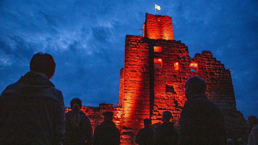 Die Hilpoltsteiner Burg erstrahlt seit Oktober in einem neuen Licht. 60 LED-Leuchtpunkte setzen die Konturen der Ruine in Szene.