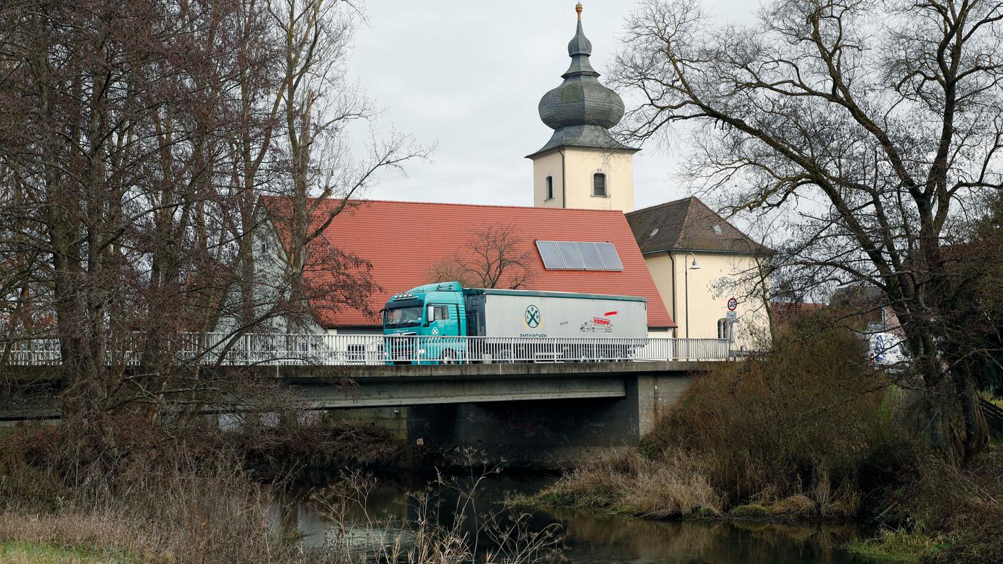 Die Kreisstraßen-Brücke über die Aisch bei Willersdorf: Eine Mehrheit der Mitglieder des Kreis-Bauausschusses stimmte nun für die Instandsetzung des bald 45 Jahre alten Bauwerks. 