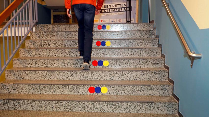 In einem der Räume im Erdgeschoss steht ein großer Flachbildschirm. Darauf ist ein Video zu sehen, das Fabian Hofmann, ASB-Azubi aus Oesdorf, mit seinem Smartphone gedreht hat. "Der offizielle Film liegt uns derzeit noch nicht vor", sagt Sebastian Beetz. Bis alle sechs Test-Patienten beisammen sind, bleibt Zeit für einen kleinen Plausch. Von Günther Mück aus Forchheim erfährt der Berichterstatter , dass wir uns in den ehemaligen Büros des Schülerwohnheims befinden. Die kennt Mück noch aus seiner Lehrzeit, als auch ein gewisser Lothar Matthäus hier den Beruf des Raumaustatters erlernte. Insgesamt stehen vier solcher Zimmer zur Verfügung. Im Aufklärungsgespräch dreht sich alles um die Chancen und Risiken der Impfung. Wer hinterher immer noch Fragen dazu hat, kann einen der Ärzte persönlich und vertraulich sprechen.
In einem der Räume im Erdgeschoss steht ein großer Flachbildschirm. Darauf ist ein Video zu sehen, das Fabian Hofmann, ASB-Azubi aus Oesdorf, mit seinem Smartphone gedreht hat. "Der offizielle Film liegt uns derzeit noch nicht vor", sagt Sebastian Beetz. Bis alle sechs Test-Patienten beisammen sind, bleibt Zeit für einen kleinen Plausch. Von Günther Mück aus Forchheim erfährt der Berichterstatter , dass wir uns in den ehemaligen Büros des Schülerwohnheims befinden. Die kennt Mück noch aus seiner Lehrzeit, als auch ein gewisser Lothar Matthäus hier den Beruf des Raumaustatters erlernte. Insgesamt stehen vier solcher Zimmer zur Verfügung. Im Aufklärungsgespräch dreht sich alles um die Chancen und Risiken der Impfung. Wer hinterher immer noch Fragen dazu hat, kann einen der Ärzte persönlich und vertraulich sprechen.