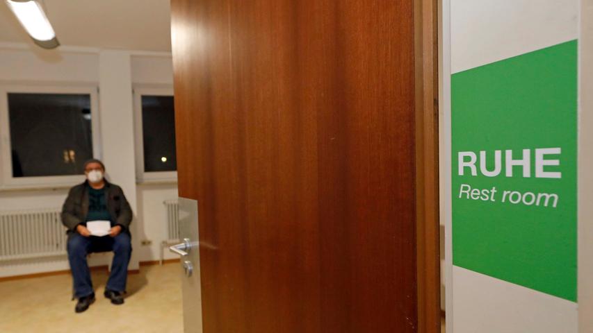 Nach einer knappen halben Stunde sitzen alle sechs Test-Patienten im Ruheraum. Der ist nötig, so erklärt es Claudio del Prete, um die Leute zu beobachten: "Sie könnten auf die Impfung allergisch reagieren und Probleme mit dem Kreislauf bekommen". Falls tatsächlich einmal jemand "umkippt", gibt es nebenan ein Notfallzimmer, so dass schnell Hilfe geleistet werden kann. Nach einer Dreiviertelstunde kann man das Impfzentrum verlassen. Vorerst. Denn drei Wochen nach der ersten Impfung wird man noch einmal denselben Weg gehen müssen, um den vollen Schutz gegen Covid-19 zu bekommen.
Nach einer knappen halben Stunde sitzen alle sechs Test-Patienten im Ruheraum. Der ist nötig, so erklärt es Claudio del Prete, um die Leute zu beobachten: "Sie könnten auf die Impfung allergisch reagieren und Probleme mit dem Kreislauf bekommen". Falls tatsächlich einmal jemand "umkippt", gibt es nebenan ein Notfallzimmer, so dass schnell Hilfe geleistet werden kann. Nach einer Dreiviertelstunde kann man das Impfzentrum verlassen. Vorerst. Denn drei Wochen nach der ersten Impfung wird man noch einmal denselben Weg gehen müssen, um den vollen Schutz gegen Covid-19 zu bekommen.