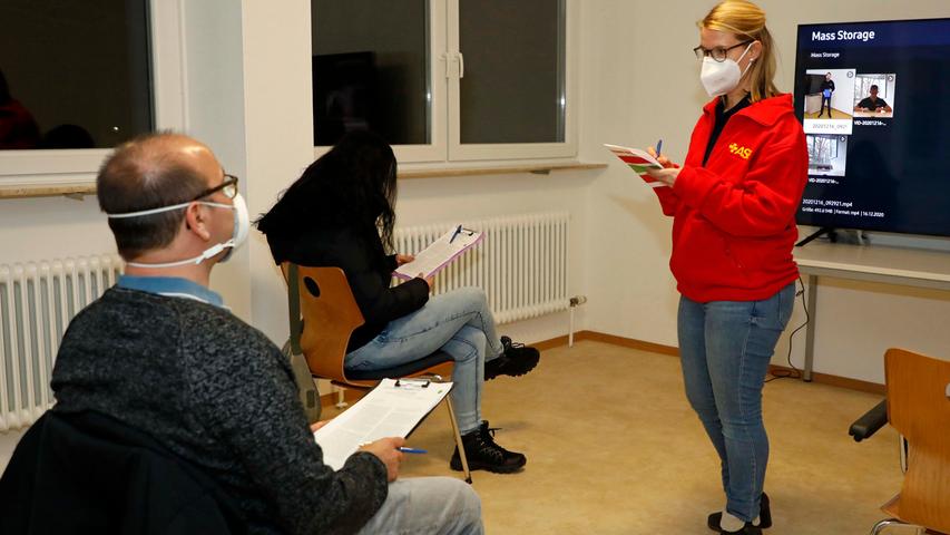 In einem der Räume im Erdgeschoss steht ein großer Flachbildschirm. Darauf ist ein Video zu sehen, das Fabian Hofmann, ASB-Azubi aus Oesdorf, mit seinem Smartphone gedreht hat. "Der offizielle Film liegt uns derzeit noch nicht vor", sagt Sebastian Beetz. Bis alle sechs Test-Patienten beisammen sind, bleibt Zeit für einen kleinen Plausch. Von Günther Mück aus Forchheim erfährt der Berichterstatter , dass wir uns in den ehemaligen Büros des Schülerwohnheims befinden. Die kennt Mück noch aus seiner Lehrzeit, als auch ein gewisser Lothar Matthäus hier den Beruf des Raumaustatters erlernte. Insgesamt stehen vier solcher Zimmer zur Verfügung. Im Aufklärungsgespräch dreht sich alles um die Chancen und Risiken der Impfung. Wer hinterher immer noch Fragen dazu hat, kann einen der Ärzte persönlich und vertraulich sprechen.
In einem der Räume im Erdgeschoss steht ein großer Flachbildschirm. Darauf ist ein Video zu sehen, das Fabian Hofmann, ASB-Azubi aus Oesdorf, mit seinem Smartphone gedreht hat. "Der offizielle Film liegt uns derzeit noch nicht vor", sagt Sebastian Beetz. Bis alle sechs Test-Patienten beisammen sind, bleibt Zeit für einen kleinen Plausch. Von Günther Mück aus Forchheim erfährt der Berichterstatter , dass wir uns in den ehemaligen Büros des Schülerwohnheims befinden. Die kennt Mück noch aus seiner Lehrzeit, als auch ein gewisser Lothar Matthäus hier den Beruf des Raumaustatters erlernte. Insgesamt stehen vier solcher Zimmer zur Verfügung. Im Aufklärungsgespräch dreht sich alles um die Chancen und Risiken der Impfung. Wer hinterher immer noch Fragen dazu hat, kann einen der Ärzte persönlich und vertraulich sprechen.