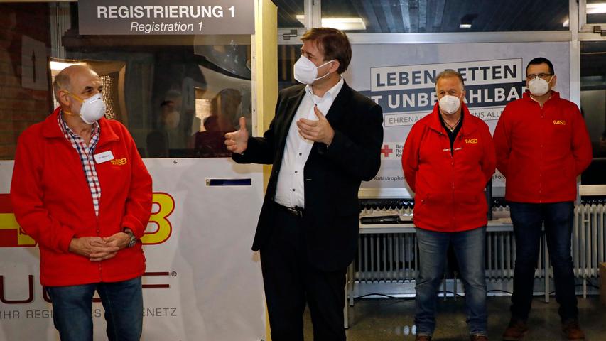 Mit dem Ablauf der Probe sind Landrat Hermann Ulm sowie der medizinische Leiter der Einrichtung, Dr. Hans-Joachim Mörsdorf aus Pretzfeld, sichtlich zufrieden: "Es ist ein guter Standort. Jetzt brauchen wir nur noch den Impfstoff. Dann können wir loslegen." Der Plan für das Impfen sieht folgendes vor: Vormittags sollen mobile Impfteams in die Senioren- und Pflegeheime, sowie zu über 80-jährigen Menschen nach Hause fahren. Nachmittags ist dann das gesamte Personal im Impfzentrum im Einsatz. Auch am Wochenende. "Das kann sich aber noch kurzfristig ändern", so Sebastian Beetz. Es könne auch sein, dass das Impfzentrum rund um die Uhr, jeden Tag in der Woche geöffnet sei.
Mit dem Ablauf der Probe sind Landrat Hermann Ulm sowie der medizinische Leiter der Einrichtung, Dr. Hans-Joachim Mörsdorf aus Pretzfeld, sichtlich zufrieden: "Es ist ein guter Standort. Jetzt brauchen wir nur noch den Impfstoff. Dann können wir loslegen." Der Plan für das Impfen sieht folgendes vor: Vormittags sollen mobile Impfteams in die Senioren- und Pflegeheime, sowie zu über 80-jährigen Menschen nach Hause fahren. Nachmittags ist dann das gesamte Personal im Impfzentrum im Einsatz. Auch am Wochenende. "Das kann sich aber noch kurzfristig ändern", so Sebastian Beetz. Es könne auch sein, dass das Impfzentrum rund um die Uhr, jeden Tag in der Woche geöffnet sei.