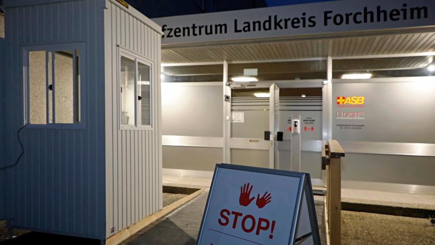 Grundsätzlich kommt man nur mit einer persönlichen Anmeldung an der Security vorbei, die in einem Mini-Container Station bezogen hat. Einfach mal eben so auf gut Glück vorbeischauen, das wird nicht funktionieren. Termine gibt es erst einmal nur telefonisch. Erst ab Mitte Januar soll es dafür dann eine Software geben. Vor dem Eingang haben Udo Ramming aus Effeltrich und seine Mitarbeiter das Sagen. Sie messen bei den Patienten Fieber und schicken jeden mit zu hoher Temperatur sofort wieder weg. Der Chef der Firma "Guardian. Schutz und Sicherheit" freut sich, dass er im eigenen Landkreis zu tun hat. Seine Leute sind auch dafür da, den Komplex Tag und Nacht zu bewachen, damit niemand die heiß begehrten und demensprechend wertvollen Impfdosen entwenden kann. Außerdem passen die Wachschutz-Leute auf, dass militante Impfgegner keinen Schaden anrichten.
Grundsätzlich kommt man nur mit einer persönlichen Anmeldung an der Security vorbei, die in einem Mini-Container Station bezogen hat. Einfach mal eben so auf gut Glück vorbeischauen, das wird nicht funktionieren. Termine gibt es erst einmal nur telefonisch. Erst ab Mitte Januar soll es dafür dann eine Software geben. Vor dem Eingang haben Udo Ramming aus Effeltrich und seine Mitarbeiter das Sagen. Sie messen bei den Patienten Fieber und schicken jeden mit zu hoher Temperatur sofort wieder weg. Der Chef der Firma "Guardian. Schutz und Sicherheit" freut sich, dass er im eigenen Landkreis zu tun hat. Seine Leute sind auch dafür da, den Komplex Tag und Nacht zu bewachen, damit niemand die heiß begehrten und demensprechend wertvollen Impfdosen entwenden kann. Außerdem passen die Wachschutz-Leute auf, dass militante Impfgegner keinen Schaden anrichten.
