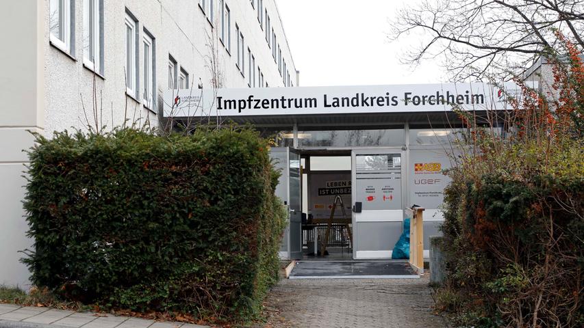 Mit einem großen Kraftakt haben das Technische Hilfswerk und mehrere Feuerwehren des Landkreises in den letzten Tagen das Forchheimer Impfzentrum im ehemaligen Schülerwohnheim "Don Bosco" eingerichtet. Es ist eines von zwölf in ganz Oberfranken und soll, wenn es in Betrieb geht, mindestens 300 Impfungen pro Tag schaffen. Am Mittwochabend gab eine erste Trockenübung – natürlich noch ohne den Impfstoff – um die Abläufe erproben und betrachten zu können. Die Nordbayerischen Nachrichten waren mit dabei und erklären, was die Impfwilligen dort erwartet.
Mit einem großen Kraftakt haben das Technische Hilfswerk und mehrere Feuerwehren des Landkreises in den letzten Tagen das Forchheimer Impfzentrum im ehemaligen Schülerwohnheim "Don Bosco" eingerichtet. Es ist eines von zwölf in ganz Oberfranken und soll, wenn es in Betrieb geht, mindestens 300 Impfungen pro Tag schaffen. Am Mittwochabend gab eine erste Trockenübung – natürlich noch ohne den Impfstoff – um die Abläufe erproben und betrachten zu können. Die Nordbayerischen Nachrichten waren mit dabei und erklären, was die Impfwilligen dort erwartet.
