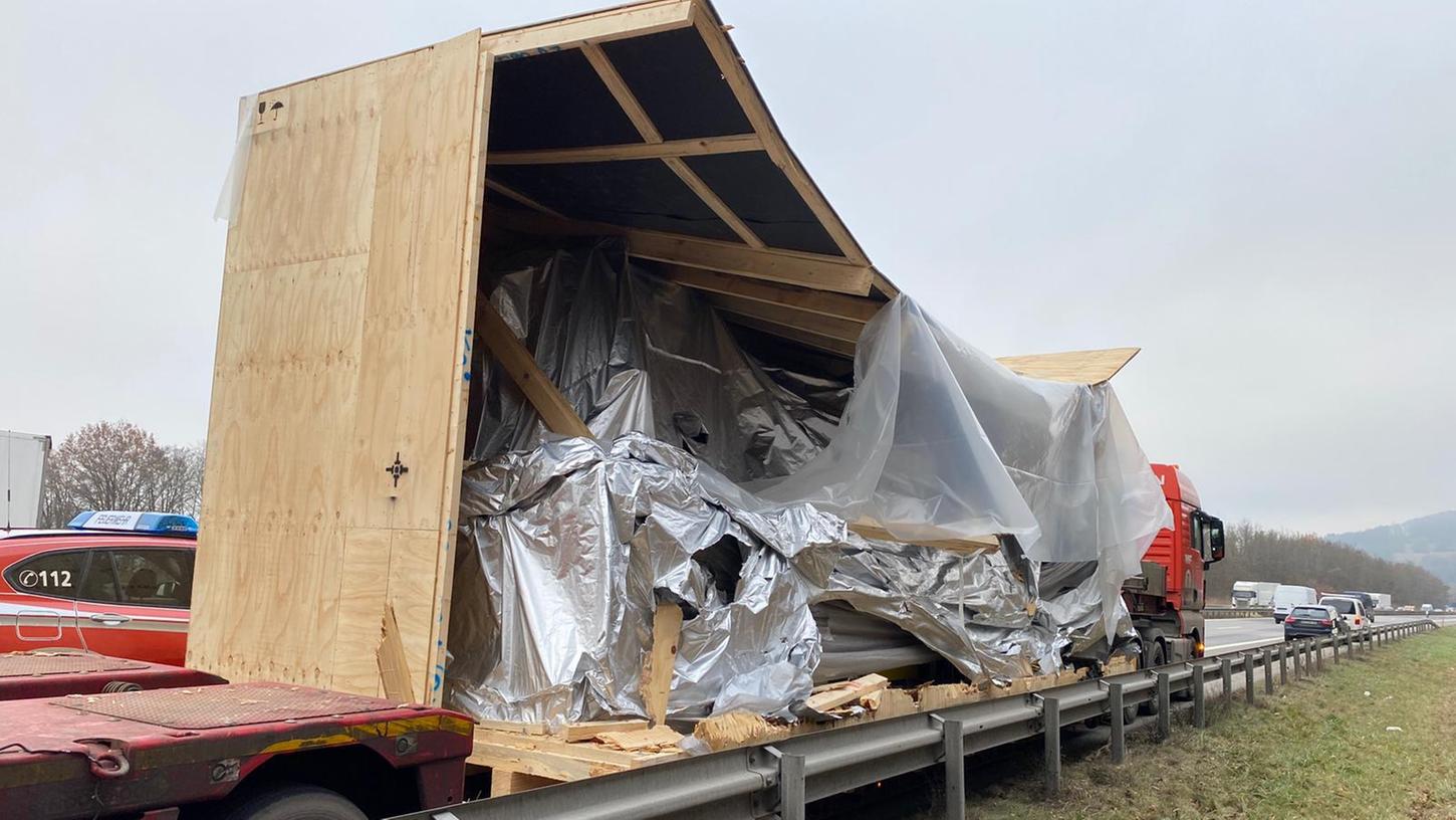Stau auf A3: Schwertransport rammt Pannen-Lkw bei Neumarkt Stau auf A3: Schwertransport rammt Pannen-Lkw bei Neumarkt