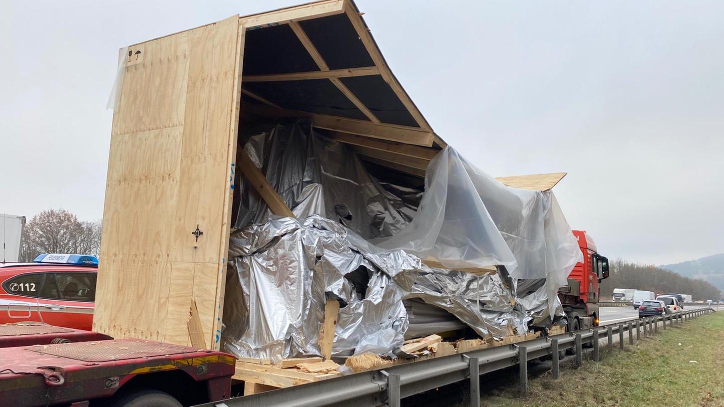 Stau auf A3: Schwertransport rammt Pannen-Lkw bei Neumarkt